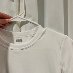 Uniqlo perfect white tee